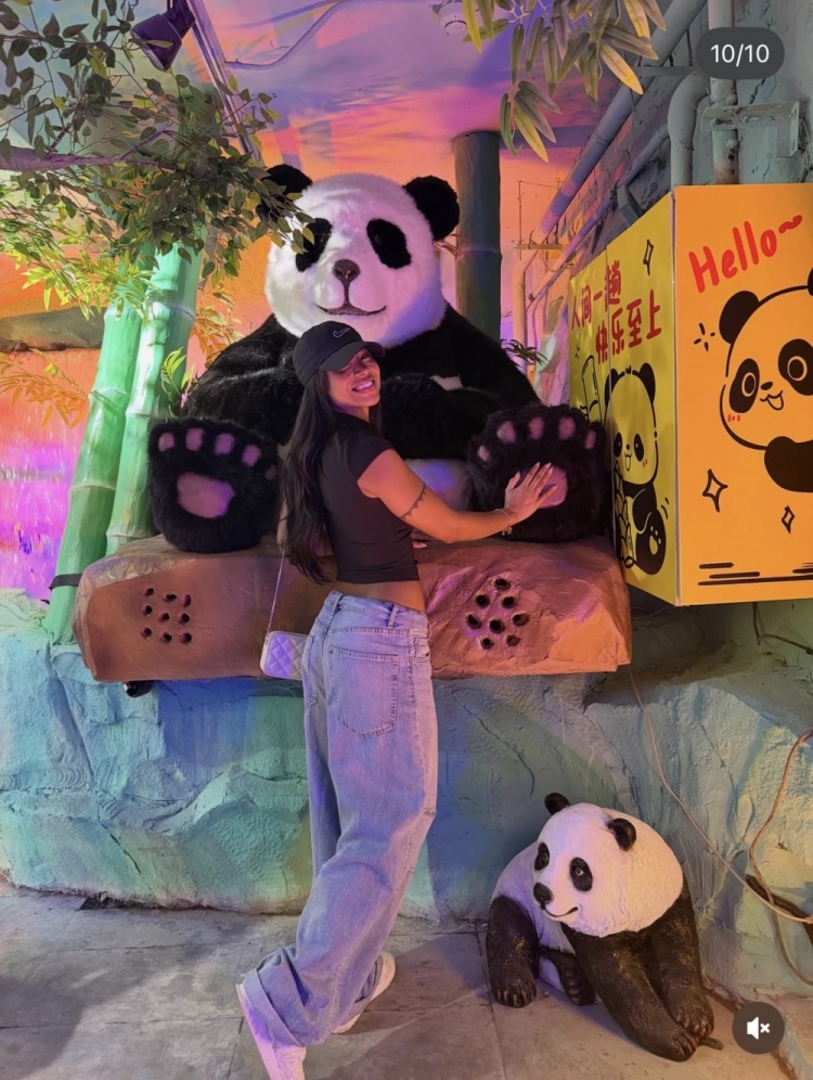 世界杯赛事直播官网app下载-克雷桑女友晒和克雷桑及友人在成都游玩照:带着爱来到成都